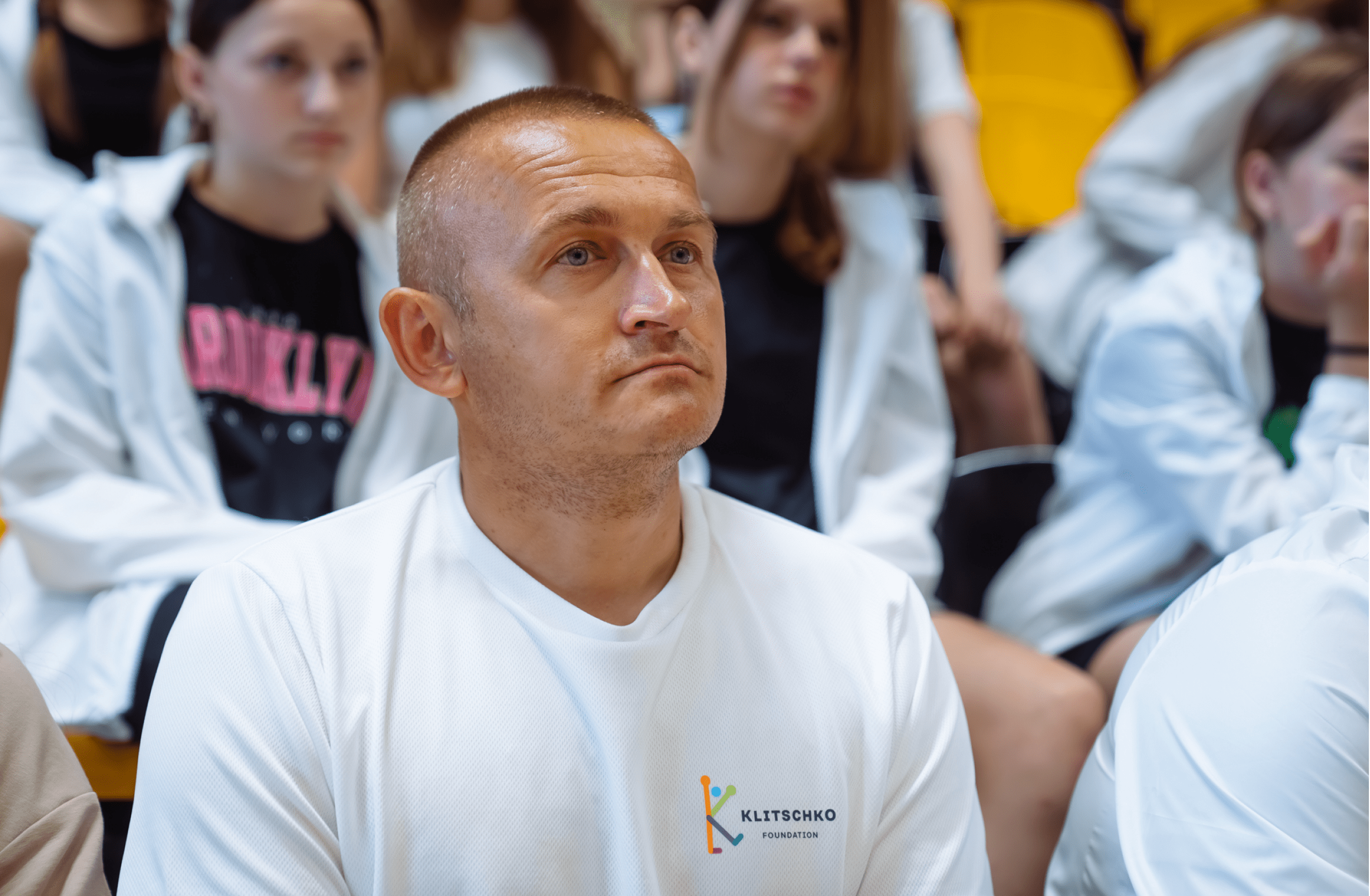 Михайло Лісовець – вчитель фізичної культури з Рівненщини вже понад 20 років навчає дітей в школі, яку колись закінчив сам. В умовах відсутності спортивної зали він зумів створити захопливі уроки фізичної культури незалежно від погодних умов.